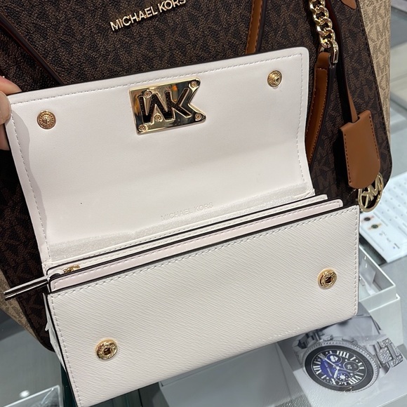 Michael Kors Mimi Large Saffiano Leather Bi-Fold Continental Wallet
Optic White - Picture 11 of 16